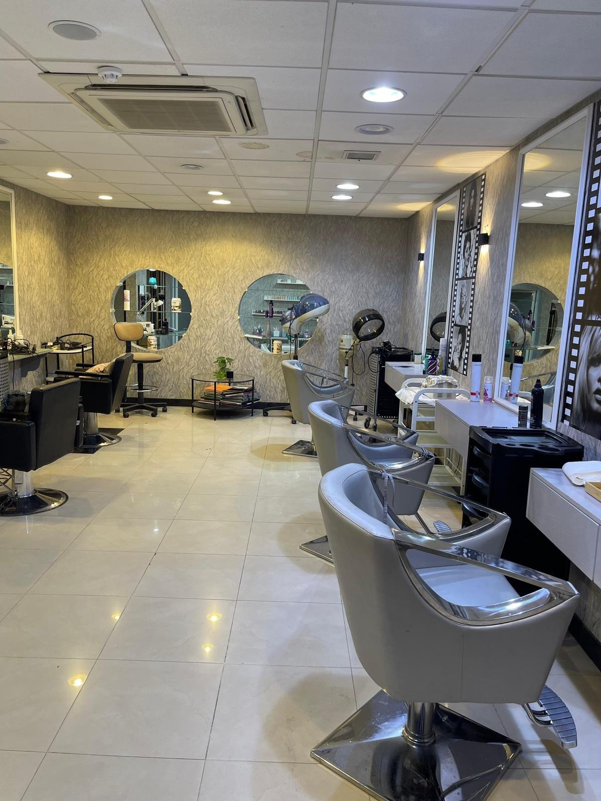 صالون المراءة الأولى النسائي